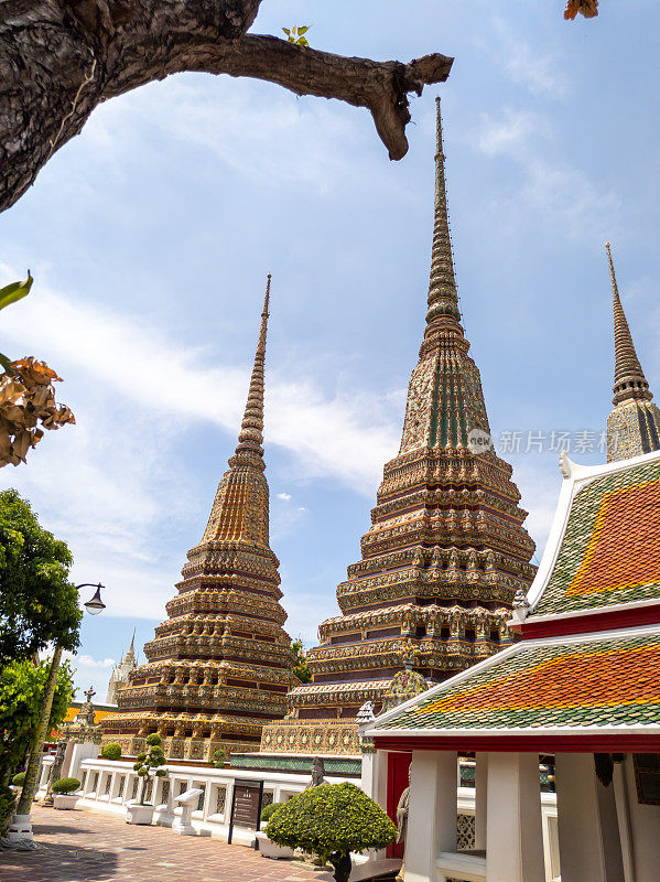 泰国曼谷- 2020年9月17日:卧佛寺(Wat Phra Chetuphon, Wat Pho)位于华丽的翡翠佛寺(Temple of the Emerald Buddha)后面。